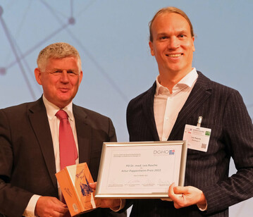 Prof. Dr. Andreas Hochhaus überreichte den Artur-Pappenheim-Preis 2022 an PD Dr. Leo Rasche.